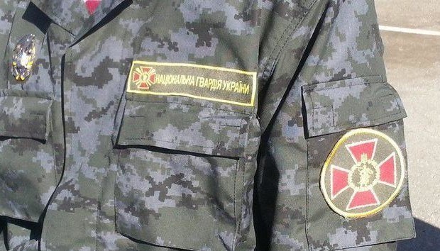 Які нашивки мають бути на формі військових та службовців